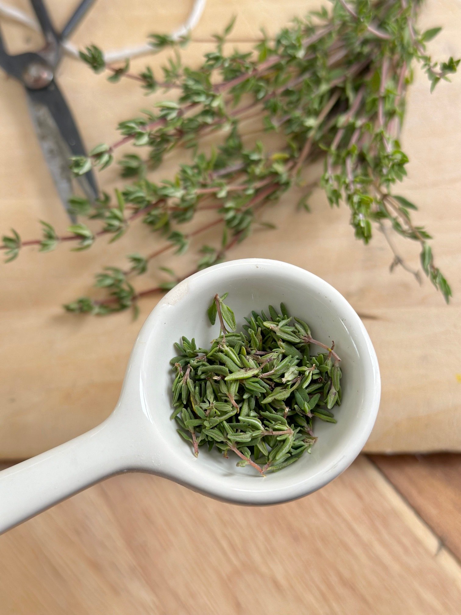 Dried thyme in a tablespoon.